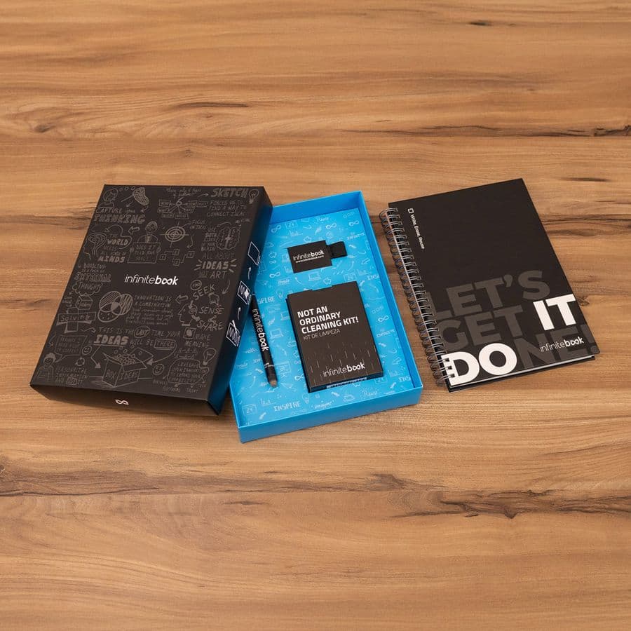 STARTER KIT INFINITEBOOK. Infinitebook"-kit med inbunden pärm, 1 rengöringskit, 1 markörpenna och 1 kulspetspenna