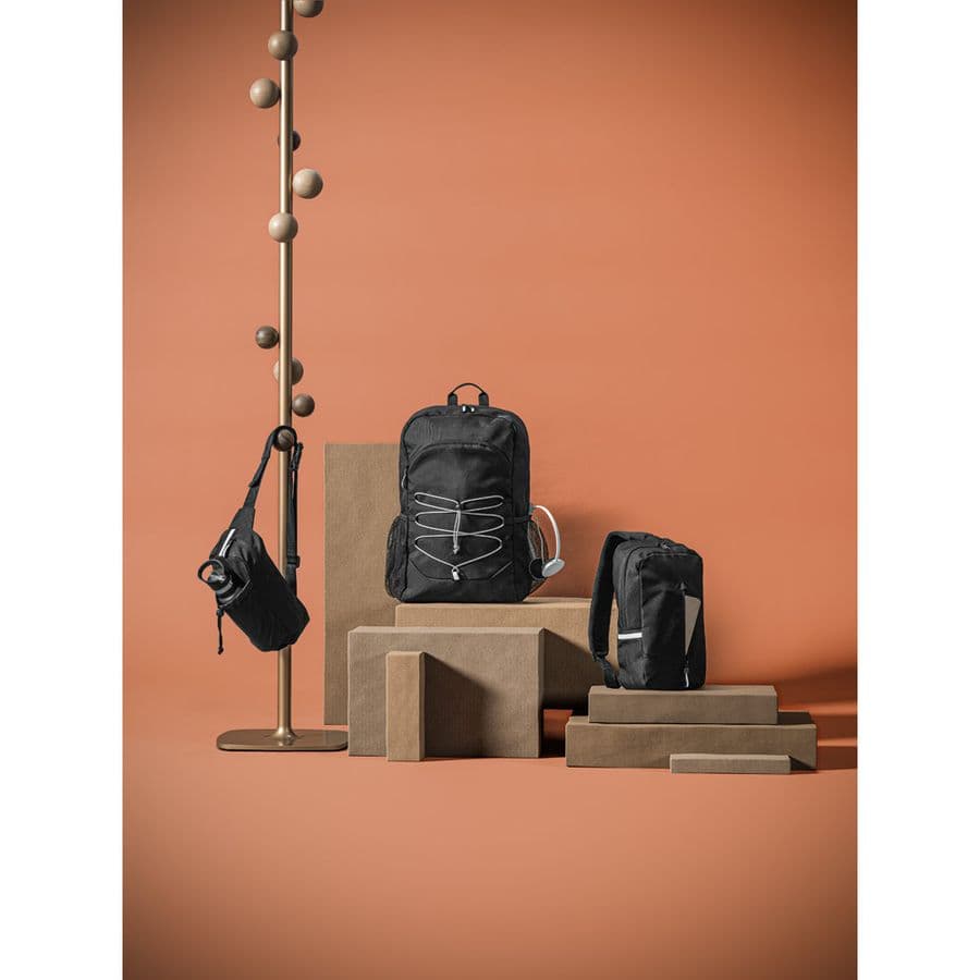 DELFOS POUCH. Midjeväska av 300D med återvunnen polyester och 600D medåtervunnen polyester med reflekterande element och foder av 210D återvunnet polyester