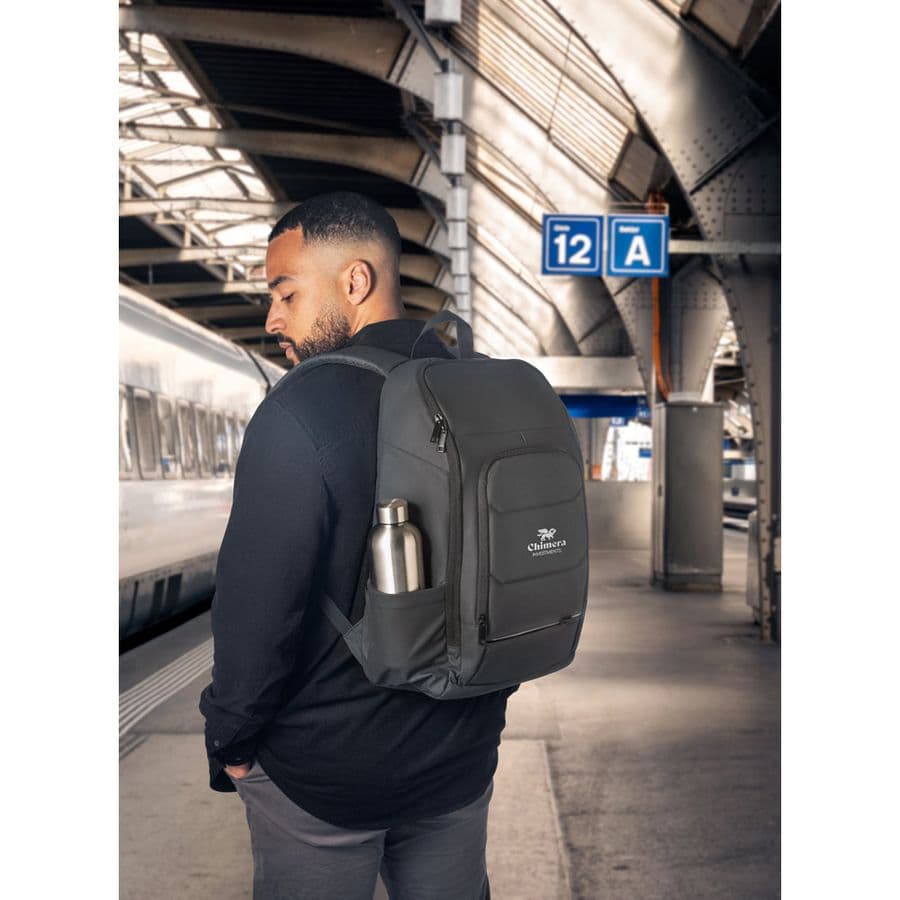 TOULON. Anteckningsblock-ryggsäck gjord av 600D återvunnen polyester med hög densitet med en vattentät finish 16"