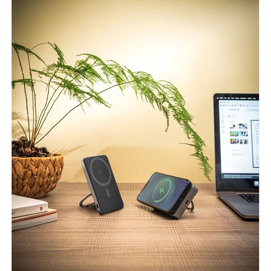 WARSHEL 5. 5 000 mAh magnetisk powerbank med 15 W supersnabb trådlös laddare i återvunnen ABS (100 % rABS) med stativ
