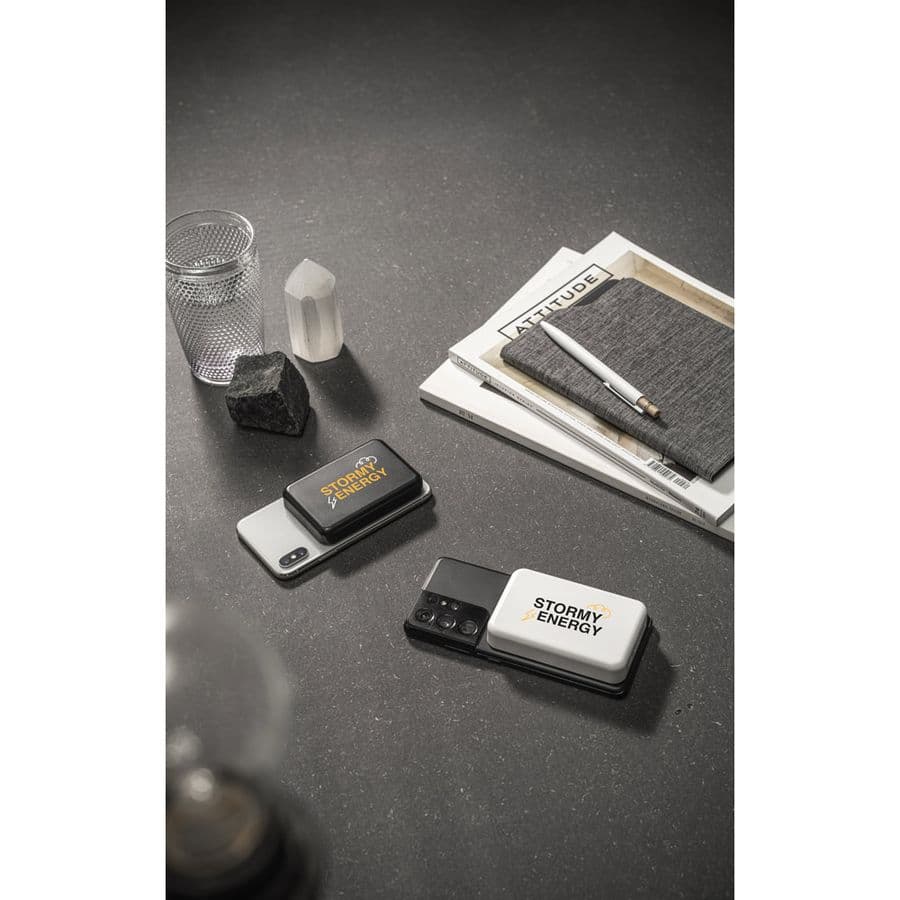 AMPERE 5. 5 000 mAh magnetisk powerbank med 15W supersnabb trådlös laddare i återvunnen ABS (100 % rABS)