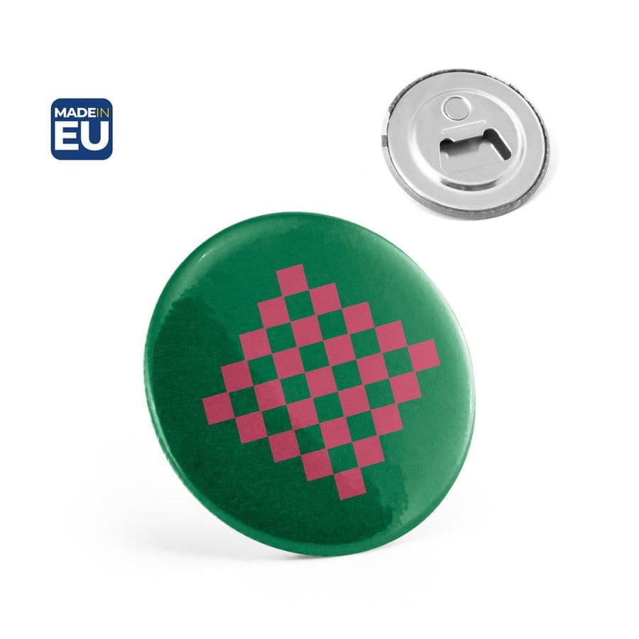 Button P'IN 12. Button P'IN 12. Magnetknappmärke med flasköppnare