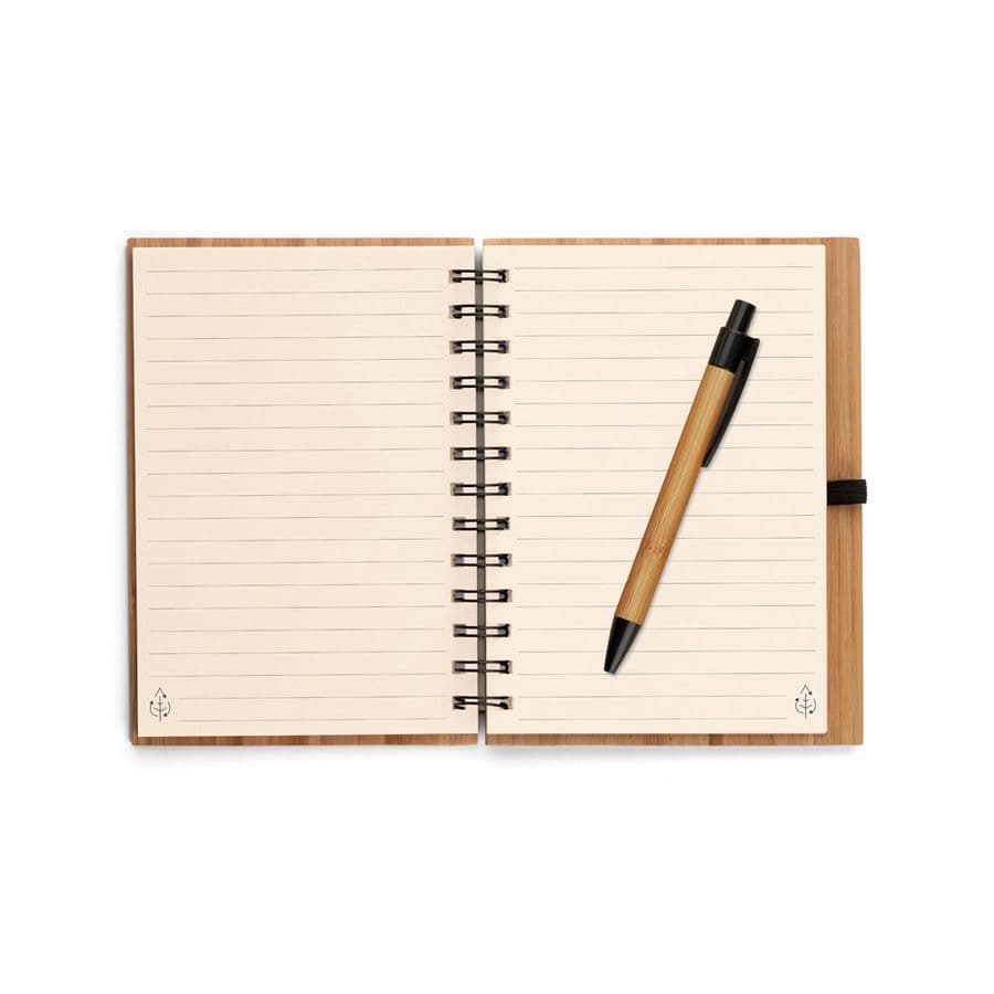 DICKENS A5. A5 spiral anteckningsblock i bambu med 100% återvunnet papper
